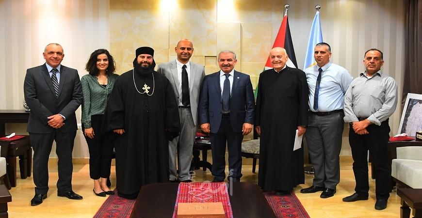 أشتية يستقبل وفدًا من جمعية الكتاب المقدس الفلسطينية