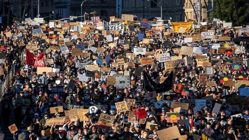 الآلاف يحتشدون في أستراليا ضد العنصرية دون مراعاة قواعد التباعد