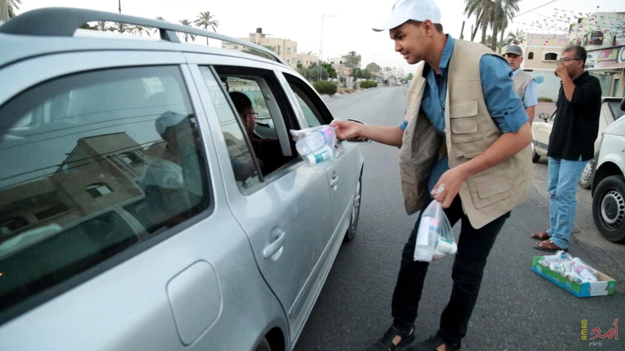 بالصور .. بناة الغد ينفذ حملة افطار صائم على الطريق