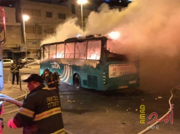 بالفيديو.. اشتعال حافلة للمستوطنين في مدينة نابلس وجيش الاحتلال يغلق المكان