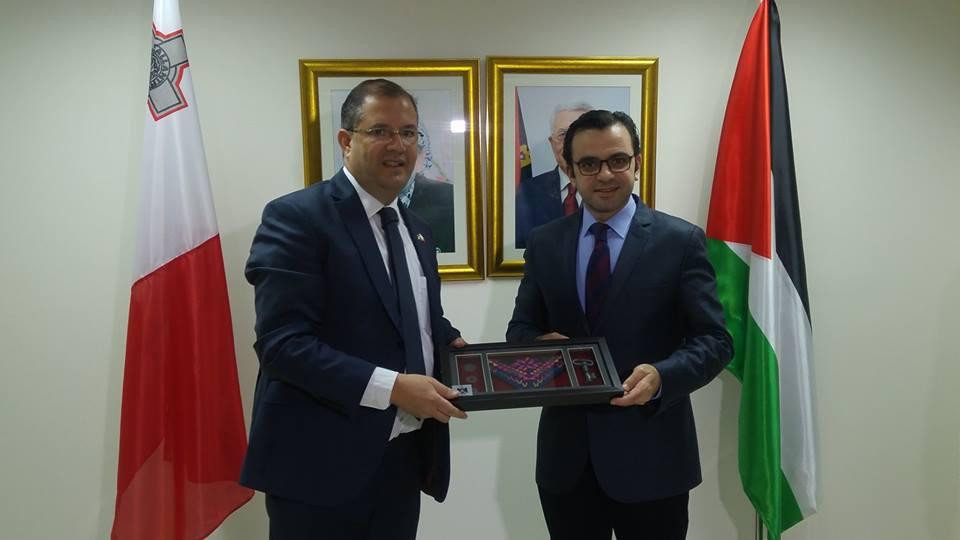 وزير الثقافة الفلسطيني يبحث مع نظيره المالطي التعاون المشترك
