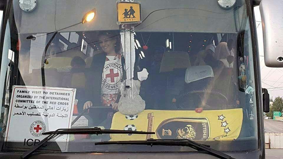 36 من أهالي الاسرى يتوجهون لزيارة الأسرى في سجن إيشل بتسهيل من الصليب الأحمر