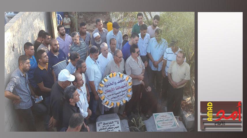 خان يونس: وفد من لجنة اللاجئين يزور مقبرة الشهداء و يضع اكليل من الزهور
