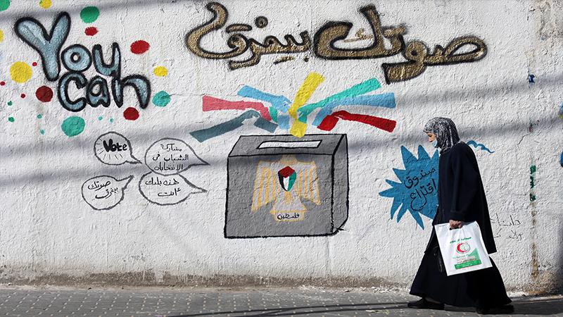 فورين بوليسي: الفلسطينيون يتجهون نحو أزمة سياسية جديدة محتملة