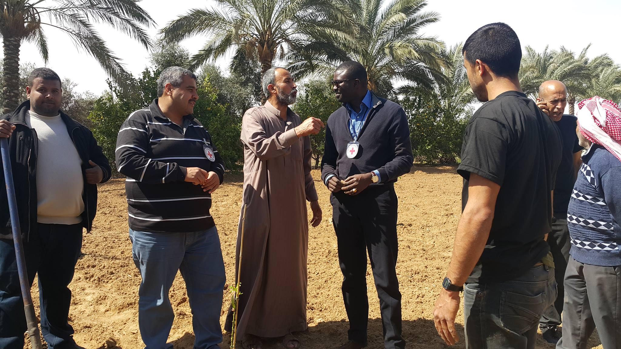 مدير الصليب الأحمر في غزة  لمزارعي المنطقة الحدودية "ملتزمون بالوقوف الى جانبكم"