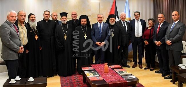 بالصور- وفد كنسي يهنئ أشتية ويدعوه لاحتفالات عيد الفصح المجيد