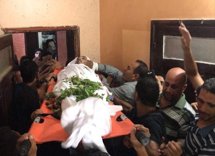 بالصور.. جماهير خانيونس تشيع جثمان الشهيد "كرم عرفات"