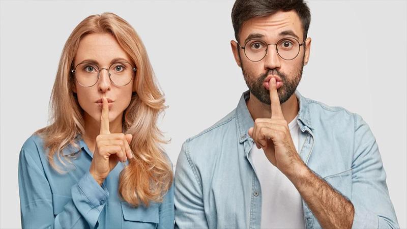 3 مخاطر لإفشاء الأسرار الزوجية بين الأصدقاء