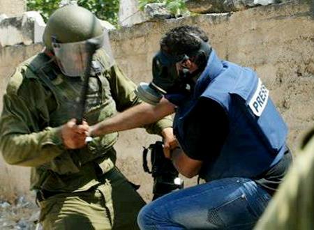 عشراوي: اعتقال الصحفيين يهدف لإسكات صوت الفلسطيني وعزله