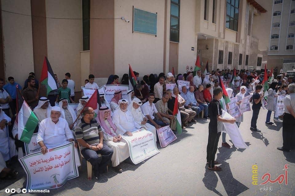 بالصور.. وقفة بخان يونس احتجاجاً على تقليص خدمات "الأونروا"