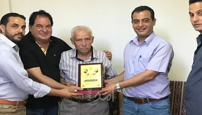 مكتب فتح للصحفيين يكرم الإعلامي طلعت أبو زعنونة في غزة