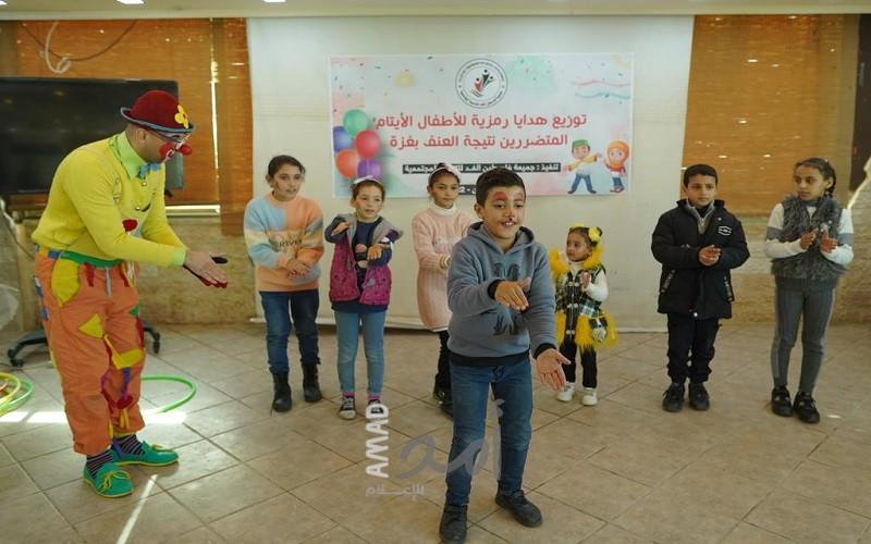 جمعية فلسطين الغد تقدم هدايا رمزية للأطفال الأيتام بقطاع غزة