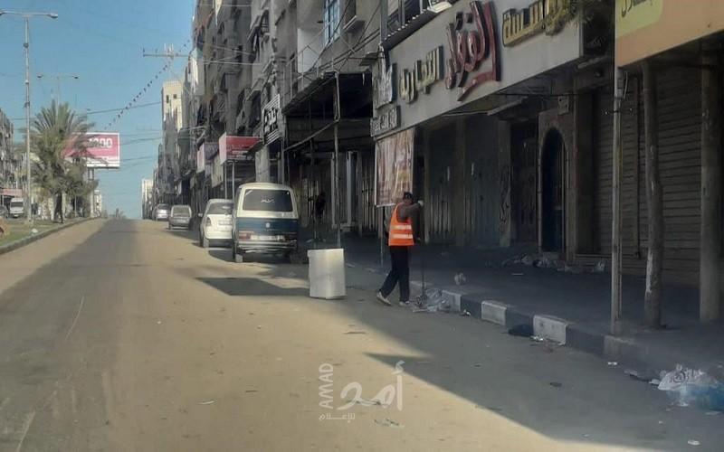 طواقم بلدية غزة تجمع أكثر من 300 طن من النفايات الصلبة