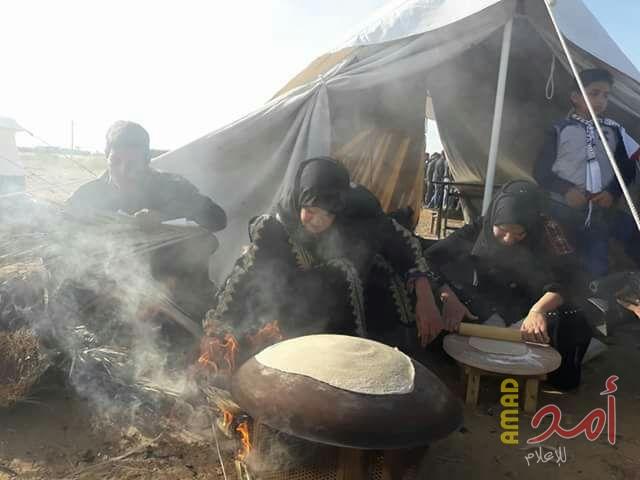 بالصور.. نساء يصنعن خبز "الصاج" على حدود خزاعة من "مخيمات الأرض العودة"
