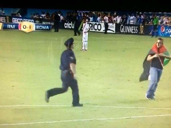 مشجع يرتدي علم فلسطين يقتحم مباراة ريال مدريد وروما الودية
