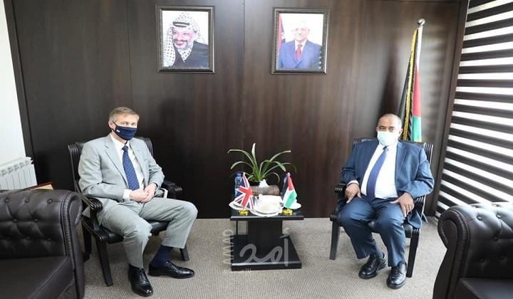وزير العدل يبحث مع القنصل البريطاني تعزيز التعاون الثنائي في مجال العدالة
