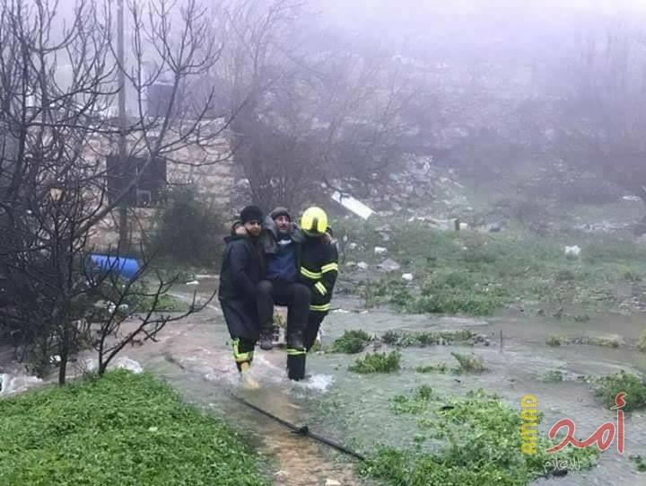 الدفاع المدني يخلي مواطن حاصرته المياه في الخليل