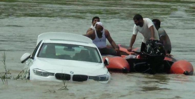 تلقى سيارة "بي إم دبليو" في عيد ميلاده.. فأغرقها فوراً