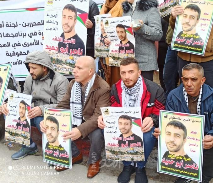 الخليل: مواطنون يشاركون في وقفة دعمًا للأسرى