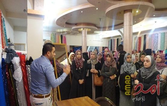 طالبات الكلية الجامعية للعلوم التطبيقية يتعرفن على آلية العمل بمصانع الخياطة في غزة