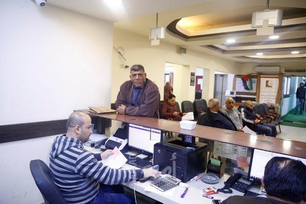 قلقيلية: اقبال المواطنين على مركز خدمة الجمهور للاستفادة من برنامج الخصومات