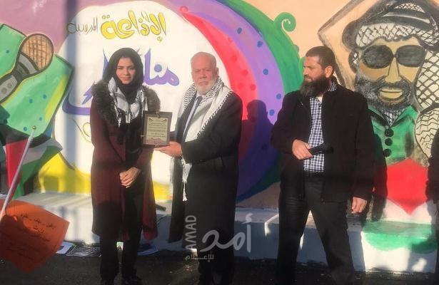 معلمة من قلقيلية تبدع في تجميل البيئة المدرسية لمدرسة عزبة الطبيب