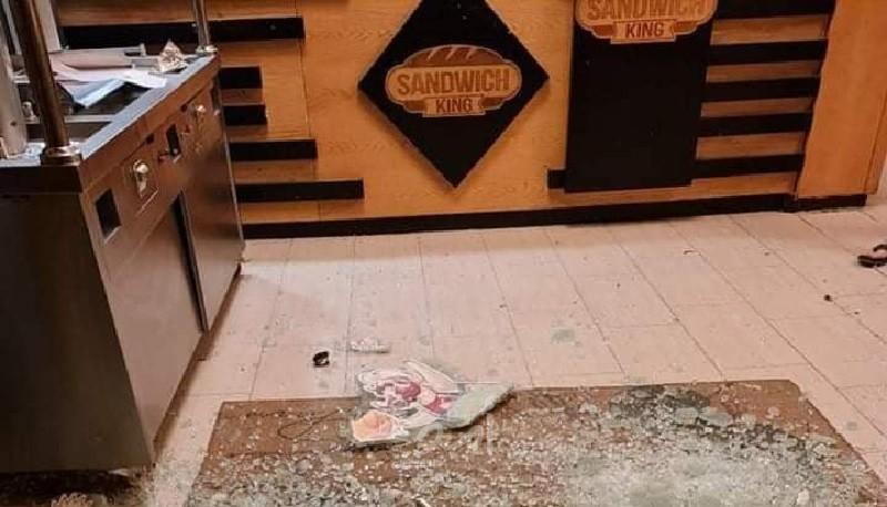 نابلس: مجهولون يطلقون النار تجاه "محل فلافل" قرب مخيم عسكر- صور