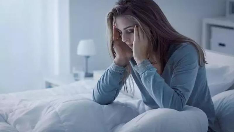 5 عادات تمارسينها تحرمك من النوم الجيد