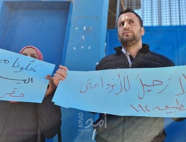 "لجان المعلمين الديمقراطيين" يواصل اعتصامه المطلبي أمام "الأونروا" بخانيونس