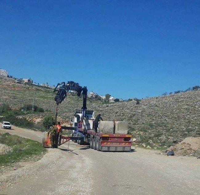 قوات الاحتلال تقيم بوابة حديدية على مدخل قرية شقبة