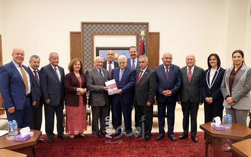 "الرئيس عباس" يتسلم التقرير السنوي "للمجلس الأعلى للإبداع والتميز وتقرير محكمة الإدارية العليا"