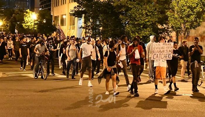 متظاهرون يحرقون مبنى المحكمة ويهاجمون الشرطة في ولاية كاليفورنيا