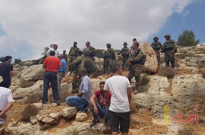 بالصور.. المواطنون يتصدون لمحاولات المستوطنين تجريف أراضيهم غرب رام الله