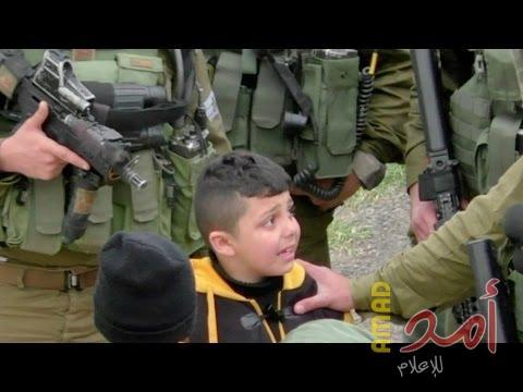 بالفيديو: جنود من قوات الاحتلال ينكّلون بطفل فلسطيني
