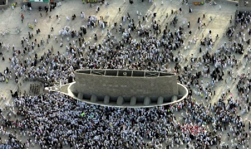 الحجاج يؤدون طواف الإفاضة ورمي جمرة العقبة