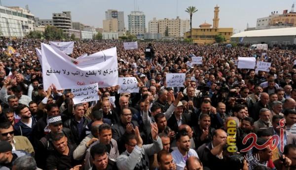غموض يسود الملف.. موظفو السلطة وحماس عيون معلقة بمباحثات القاهرة والقلق لا يغادرهم