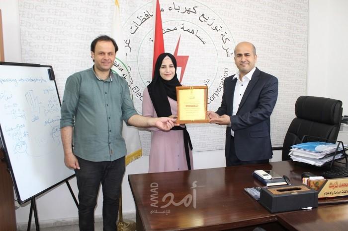 كهرباء غزة تكرم الإعلامية "فاتن الحميدي" لفوزها بمسابقة المتحدث المبدع على مستوى الوطن العربي