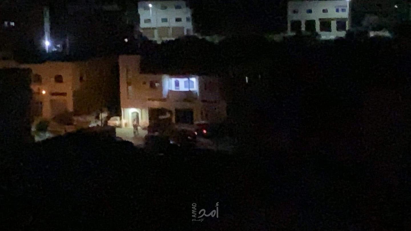 نابلس: جيش الاحتلال يقتحم عقربا ويصادر مركبة أسير فلسطيني - صور