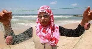 مادلين كلاب أول صائدة أسماك في قطاع غزة