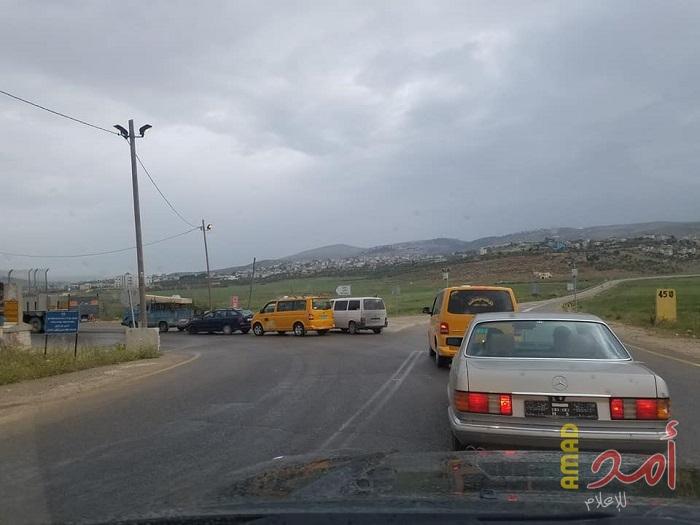 قوات الاحتلال تغلق حاجز "بيت فوريك" وتدقق في هوايا المواطنين