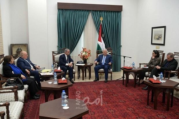 الرئيس عباس يبحث مع رئيس الوزراء سبل مواجهة فيروس كورونا