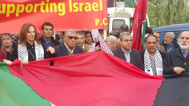 جبهة التحرير الفلسطينية تشارك بفعالية في المسيرة الكبرى امام السفارة الامريكية ببيروت