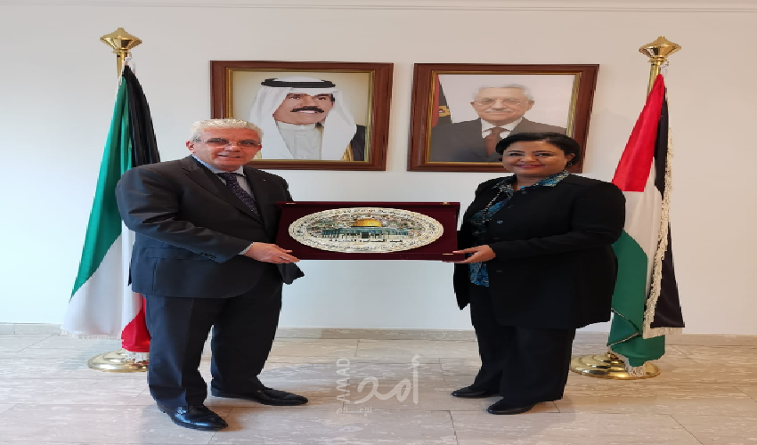 السفير طهبوب يكرم المكيمي الفائزة بجائزة "الرئيس محمود عباس للدبلوماسية الأكاديمية"