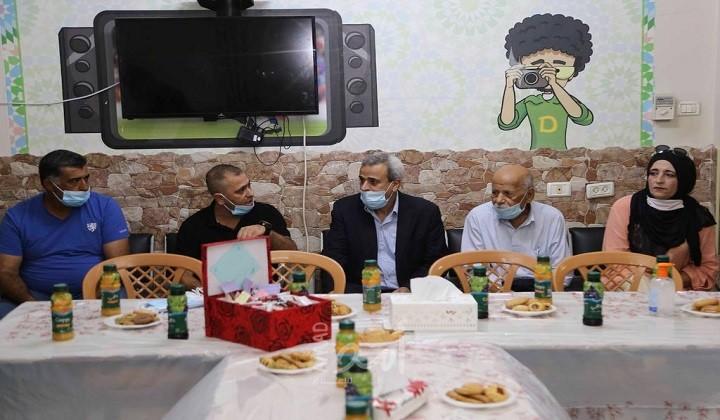 قلقيلية: توزيع كسوه للأيتام في جمعية دار الايمان لرعاية وايواء الايتام