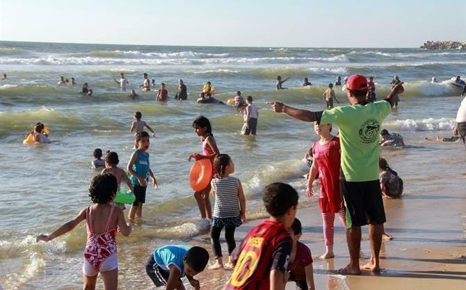 بلدية غزة تدعو المصطافين على شاطئ البحر إلى عدم السباحة ليلاً
