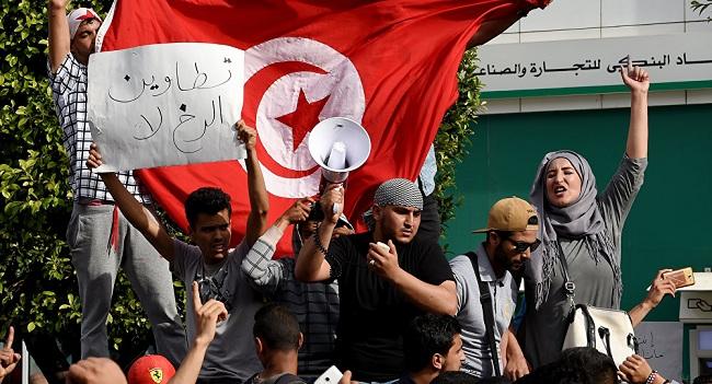 آلاف المحتجين على قانون المصالحة الإدارية يتظاهرون وسط تونس