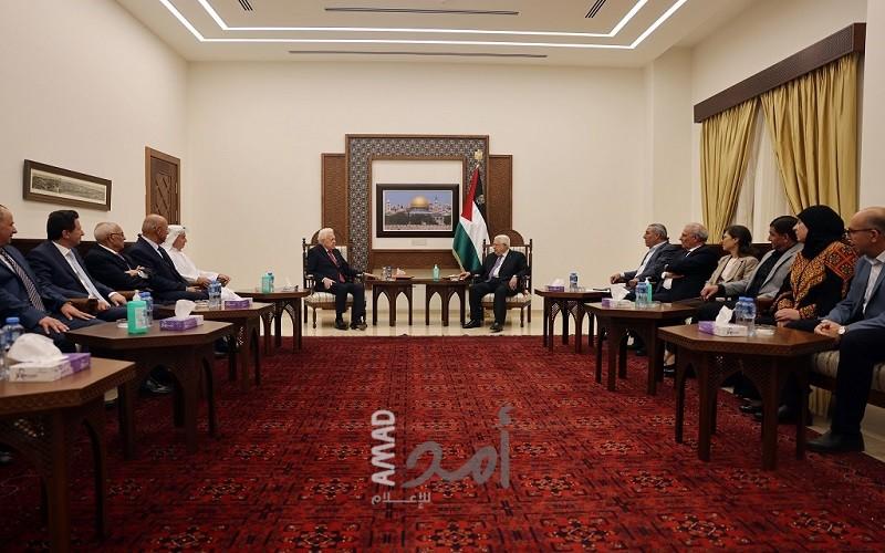 الرئيس عباس يستقبل رجل الأعمال حماد الحرازين