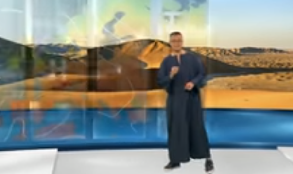 بالفيديو.. مذيع ألماني يقدّم نشرة الطقس مرتديًا جلباباً صعيدياً
