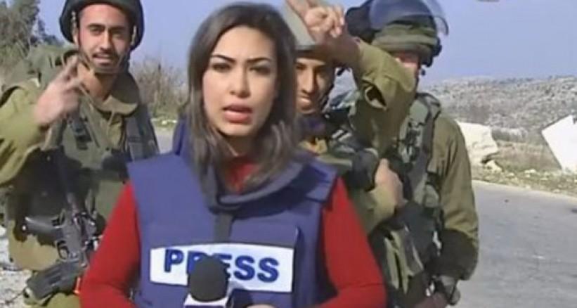 فيديو: جنود الاحتلال يضايقون مراسلة قناة فلسطين