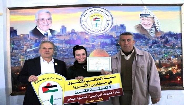 اللجنة الشعبية للاجئين بخانيونس تواصل توزيع منحة الرئيس عباس